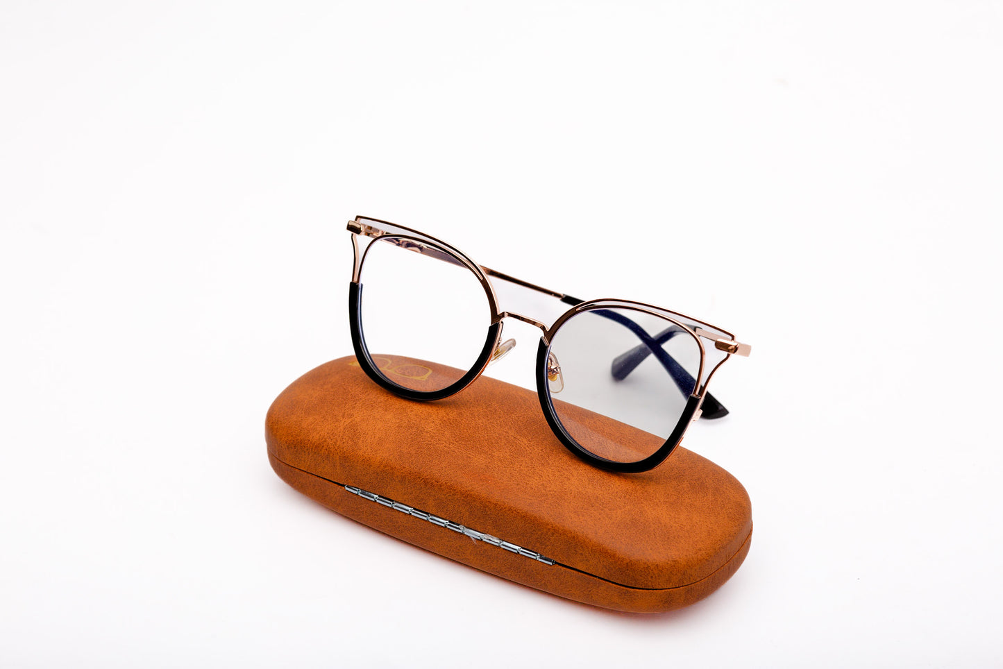 Lina collection, softly rounded silhoutte with light weight metallic structure